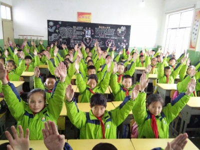 八一希望小学推行室内体操舞出青春活力