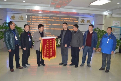 开辟绿色通道  促进企业发展   