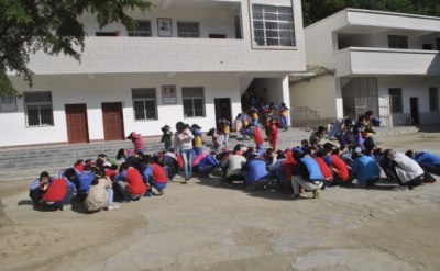 房县万峪初中举行“防踩踏”主题教育班会