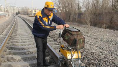 铁路把脉人黄涛：行走3万公里为26000根钢轨探伤