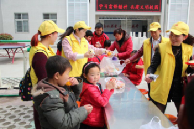 房县爱心驿站志愿者为县特殊学校学生送关爱