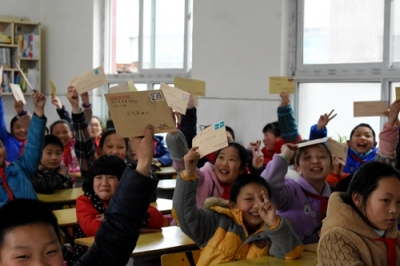 县实验小学与东风22小学开展“手拉手”书信活动