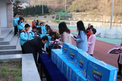 野人谷镇 展现巾帼风采关爱留守儿童