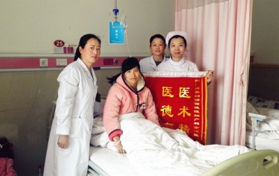 孕妇雪天临产 医护用脚步“踏”出生命通道