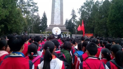 房县城关四中祭奠革命先烈 向学生进行爱国主义和革命传统教育