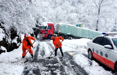 冰雪中 他们用双手打通生命线
