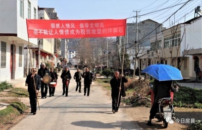 为“人情新风带头人”送奖牌 军店镇创新方式治理人情风