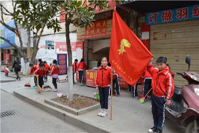 县实验小学开展“清扫校门一条街，我为雷锋添光彩”活动 