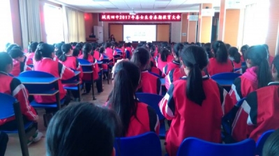 城关四中开展普及中学生“青春期知识”