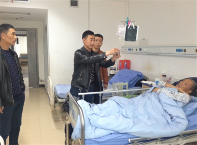 县综合执法局看望慰问生病贫困户 