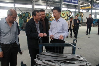 纪道清到西城工业园就企业扩能项目现场办公  