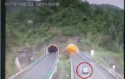 男子雨天谷竹高速逆行15公里 行车记录仪拍下惊心一幕