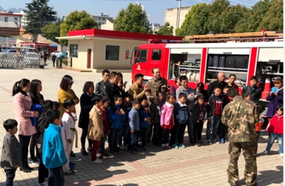 县实验小学学生在消防队上安全教育课 