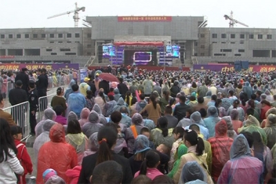 凤凰传奇点燃房县歌迷激情