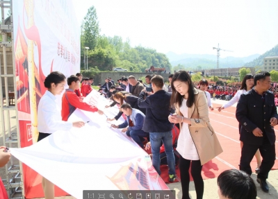 房县大木厂镇举办“狠刹人情歪风”万人签名活动