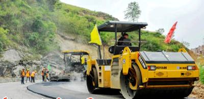 十竹路房县段完成沥青混凝土路面铺筑32公里