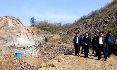 县长纪道清到金裕石材现场办公