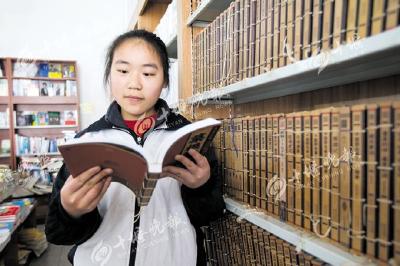 4岁读一年级 8岁上五年级 9岁念初二 目前专业课已被湖北美院录取  多次跳级 十堰这个小丫头13岁已读高三