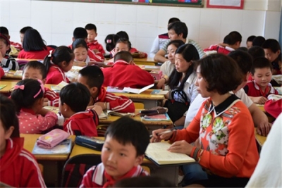 县实验小学开展“家长开放日”活动 