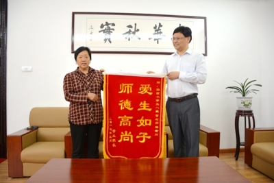 房县实验小学教师5分钟接力救助低血糖患儿