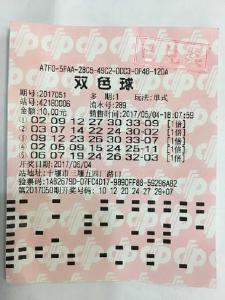 十堰617万元大奖得主现身江城不愿露面 妻子戴口罩替其领奖