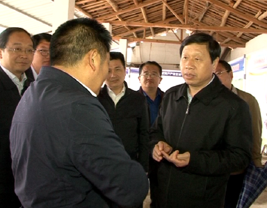 农家院里话增收  —— 市委书记张维国在丹江口市官山镇铁炉村调研精准扶贫侧记