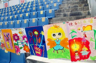 东城小学举办庆“六一”学生美术作品展