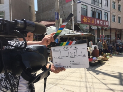 房县首部以“人情风”为题材的微电影《乔迁风波》在军店镇老街开机啦！