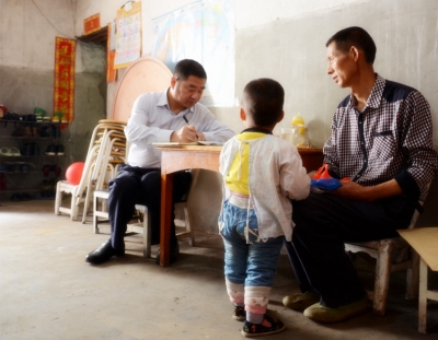 柯正洪深入帮扶村明察暗访精准扶贫工作