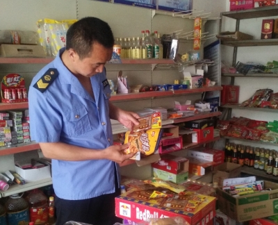 县食药监局开展校园周边“五毛食品”安全专项整治