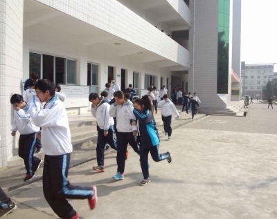 县二中扎实开展“防灾减灾”宣传教育活动