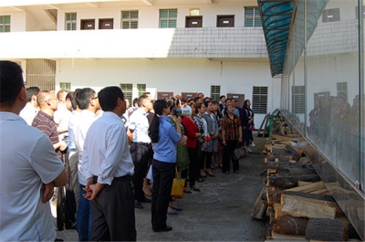 城关镇干部家属赴看守所接受警示教育 