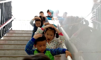 房县城关镇中心幼儿园举办防震减灾疏散演练活动
