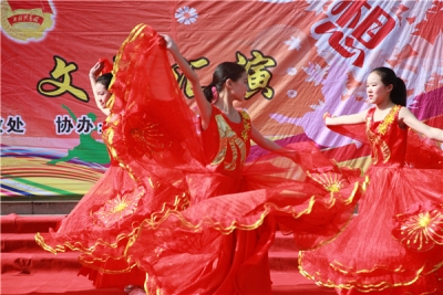 七河中学举办“庆五四”文艺汇演