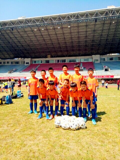 房县东城小学足球队在市青少年足球比赛中获奖