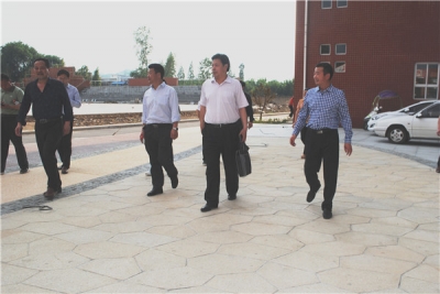 房县教育局携手镇党委联合调研学校并现场“答题”