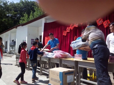 爱心捐赠走进山区教学点