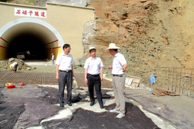 纪道清现场调研十竹路房县段项目建设