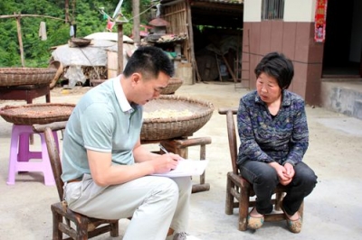  县审计局：全员奋战扶贫一线 深入推进“四双”帮扶           