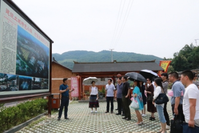 省作协文学院签约作家团来房采风  