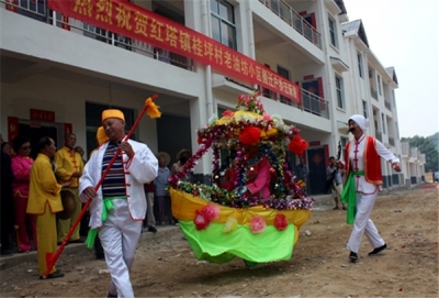 房县审计局倾情帮扶易地搬迁贫困户喜迁新居 