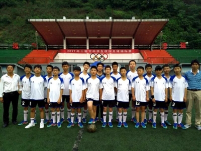 七河中学足球队挺进全市八强