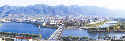 青山映房陵碧水绕新城