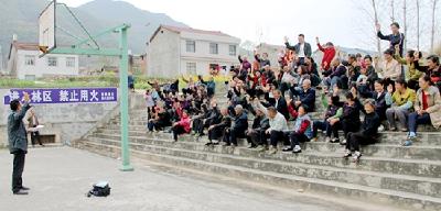 尹吉甫镇双湾村用加减乘除法 树立人情新风