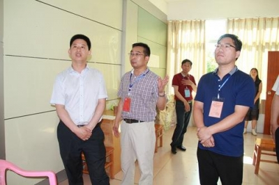 纪道清检查指导高考考点工作