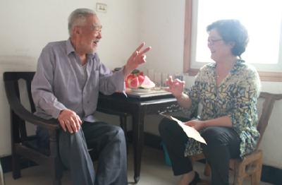 徐锦凤看望慰问离休党员王守义