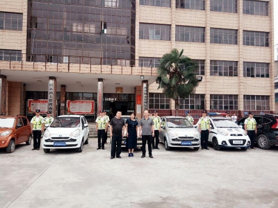 十堰海拉公司向县综合执法局捐赠5辆电动车    助力城市管理