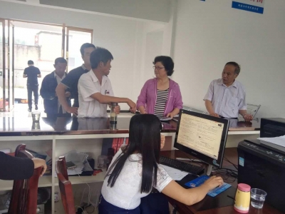 县政协主席徐锦凤“进村入户”调研精准扶贫