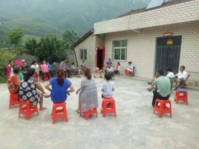 万峪河乡白米村召开户院会