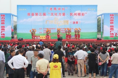 我县举办房县分赛场广场舞大赛